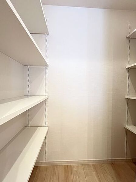 食品や飲料,日常使う頻度の少ない調理器具などの収納に嬉しいパントリー。