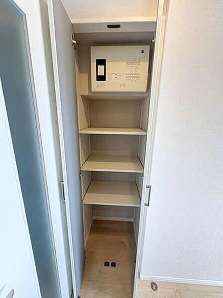 書類や文房具などリビング周りで使用するアイテムの収納に便利です。