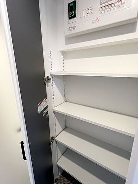 書類や文房具などリビング周りで使用するアイテムの収納に便利です。
