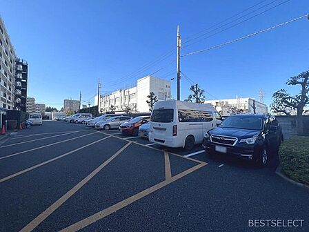 お車の出入りがしやすい平面駐車場。