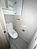 トイレ：快適な温水洗浄機能付。トイレ周りで利用する小物の収納に嬉しい収納棚付。