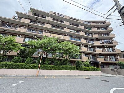 外観：1995年1月築，総戸数68戸の分譲マンションです。