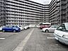 駐車場：お車の出入りがしやすい平面駐車場。