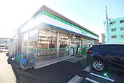 ファミリーマート荏田南三丁目店 徒歩13分。 1020m