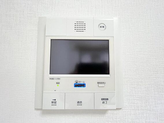 玄関のドアを開...