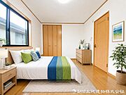 【洋室】 陽当りと通風に配慮した快適な洋室。家族との距離感を保ちつつ、自然とつながりを感じられる設計で、毎日の暮らしに心地よさをもたらします。※家具はAIによるイメージになります