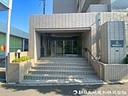 【エントランス】マンションの顔とも言えるエントランスはいつも綺麗にされていて毎日沢山の居住者様、来訪者様を迎えてくれます