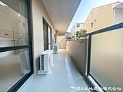 【バルコニー】気持ちのいい空が見渡せる広いバルコニー。爽やかな風を感じて、心躍る素敵な暮らしがはじまります。