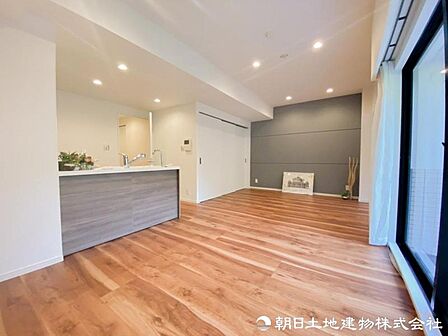【リビング】リビングは入ってくる風も多く換気も十分にでき、自然光で長く過ごせます