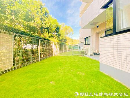 【バルコニー】気持ちのいい空が見渡せる広いバルコニー。爽やかな風を感じて、心躍る素敵な暮らしがはじまります。
