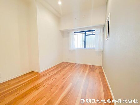 【洋室】大きな窓からたっぷりと陽光が注がれる明るい空間。家族の成長に対応できる永住仕様の間取り。時を忘れて過ごす場所として過ごせるお部屋。