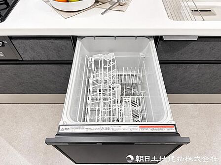 【食洗機】お食事後の面倒な片付けも食洗器でスムーズに片づけることが出来て家族の時間も確保出来ます。