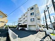 【外観写真】 街の景観と調和する上品な外観デザイン。年月を重ねても色褪せない、品格ある佇まいのマンションです。
