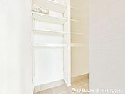 【シューズクローゼット】人を迎え入れる最初の場所だからこそ、清潔感があり纏まった空間にして頂ける様にゆとりあるシューズボックスを設置しました。