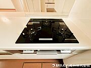 【コンロ】同時にたくさんの料理が調理できます。焼く・蒸す・煮るの工程を同時進行で進めることができるので、凝った料理もまとめて作ることができます。時短にもつながりますね。