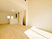 【リビング】 採光と通風を考慮した設計により、四季を通して快適な室内環境を実現しています。