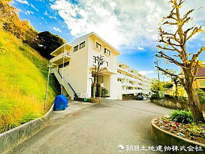 外観：【外観写真】毎日のお散歩も快適な緑に恵まれたエリアは伸び伸びスローライフを叶えてくれます。自然豊富な季節の移ろいを身近に感じられる環境でストレスフリーな生活をお送りください。