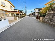 【前面道路】前面道路はゆとりがある為、お車の運転が苦手な方も安心ですね