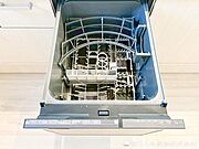 【食洗機】ボタン一つで洗浄から乾燥まで行える食洗機を搭載。家事負担を軽減し、暮らしにゆとりをもたらします。