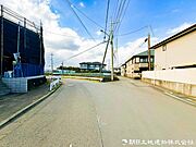 【前面道路】前面道路はゆとりがある為、お車の運転が苦手な方も安心ですね