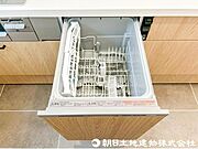 【食洗機】ボタン一つで洗浄から乾燥まで行える食洗機を搭載。家事負担を軽減し、暮らしにゆとりをもたらします。