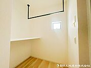 【ランドリールーム】ホスクリーンが標準装備されているのでお洋服などを干すことが出来ます。