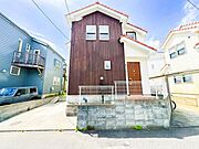 【外観写真】 周囲の環境と美しく馴染む外観フォルム。住宅街の中で程よい存在感を放ち、安心感のある住環境を形成しています。