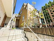【外観写真】 周囲の環境と美しく馴染む外観フォルム。住宅街の中で程よい存在感を放ち、安心感のある住環境を形成しています。