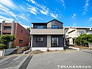 【外観写真】 陽光をたっぷりと取り込む設計思想。明るく開放的な住空間を外観からも感じられ、快適な暮らしを予感させてくれます。