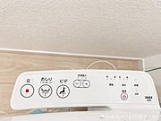 【ウォシュレット】温水洗浄機能と暖房便座を備えたウォシュレットを採用。快適性はもちろん、清潔で安心感のある毎日を支える、暮らしに欠かせない設備です。