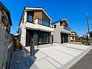 【外観写真】 陽光をたっぷりと取り込む設計思想。明るく開放的な住空間を外観からも感じられ、快適な暮らしを予感させてくれます。