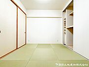 【和室】 くつろぎ・来客・お子様の遊び場など多用途に使える和室。暮らしに柔軟性をもたらす、日本の住文化ならではの落ち着きある空間です。
