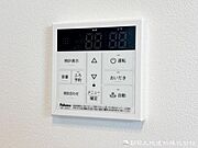 【給湯スイッチ】夕飯時の忙しい時でもボタン一つでいつでも温かいお風呂を沸かすことが出来ます。