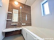 【バスルーム】 一日の疲れを癒す、ゆとりあるバスルーム。毎日使う場所だからこそ、リラックスできる広さと快適性にこだわりました。