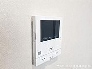 【インターホン】奥様やお子様だけでご在宅が多い方への必需品！突然の来訪も天候や時間帯に関係なく鮮明な画像で確認することが出来ます。