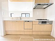 【キッチン】ストックしている小袋や調味料などもしっかり入る引き出しタイプ収納は使い勝手が良好です。