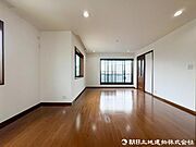 【リビング】 窓を開ければ爽やかな風が通り抜け、自然とのつながりを感じながらお過ごしいただけます。