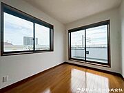 【洋室】 家具の配置がしやすい整った形状の洋室。ベッドやデスクも無理なくレイアウトでき、寝室はもちろん趣味部屋や書斎としても使える十分な広さを確保しています。