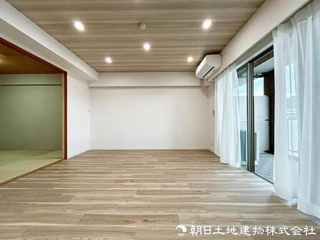 【リビング】 食事・団らん・くつろぎが自然につながる空間構成。日常の何気ない時間が心地よい思い出に変わります。