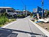 外観：【前面道路】前面道路は道幅も広くゆとりがある為、お車の運転が苦手な方も安心ですね