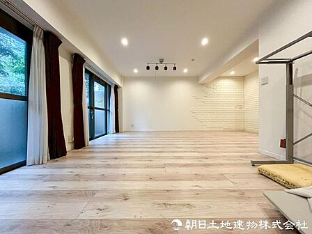 【リビング】 採光と通風を考慮した設計により、四季を通して快適な室内環境を実現しています。