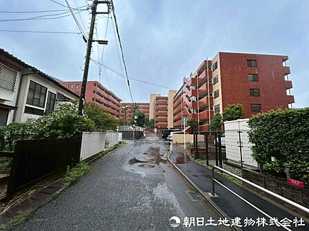 【外観写真】 周囲の街並みに溶け込みつつ、洗練された印象を放つ外観フォルムが魅力です。