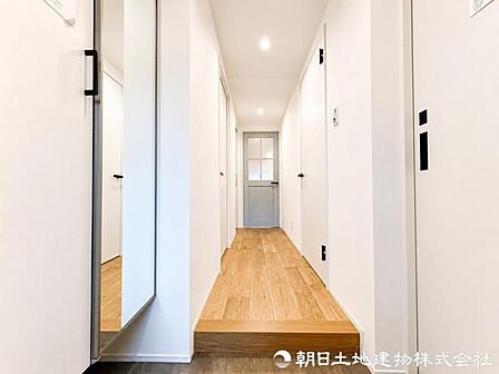 【玄関】清潔感溢れる玄関がお出迎えする本邸宅の物語は、ここから始まる日常を期待させます。この場所には「希望」と「優越」で包み込んでくれる「特別」な空間があります。