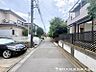 外観：車通りが少なく落ち着いた前面道路。お車の出し入れもしやすく、運転が少し苦手な方や小さなお子様のいるご家庭にも安心感のある住環境です。駐車時の安心感も高まります。
