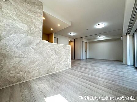 この住まいだからこそ味わえる特別な寛ぎを日常に。家族の笑顔が自然と集まり、毎日を大切に楽しめる心地よいリビングです。毎日の暮らしを特別に彩る心地よい住空間です。