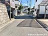 外観：ゆとりある道幅を確保した前面道路で、車同士のすれ違いや駐車時の切り返しもスムーズ。毎日の運転や来客時にも安心できる住環境です。日々の運転や来客時にも安心ですね。