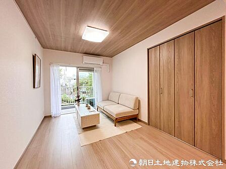 この住まいだからこそ味わえる特別な寛ぎを日常に。家族の笑顔が自然と集まり、毎日を大切に楽しめる心地よいリビングです。毎日の暮らしを特別に彩る心地よい住空間です。