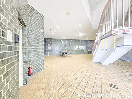 居住者や来訪者を穏やかに迎える、清潔感あふれるロビー空間。待ち合わせやひと休みにも使える、心地よく整えられた共用部です。待ち合わせに便利で心地よい共用空間です。