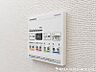 設備：乾燥・涼風・暖房・換気に対応した浴室暖房換気乾燥機を装備。雨の日や花粉の季節も、浴室内で洗濯物を干せます。家事負担を軽くしてくれる便利な設備です。