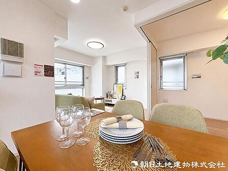 この住まいだからこそ味わえる特別な寛ぎを日常に。家族の笑顔が自然と集まり、毎日を大切に楽しめる心地よいリビングです。毎日の暮らしを特別に彩る心地よい住空間です。